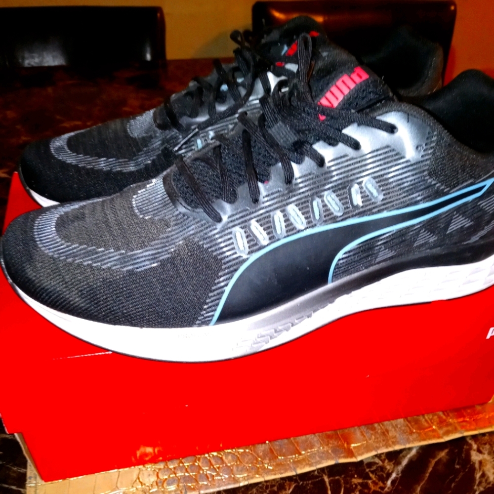 BRAND NEW WOMENS PUMA SNEAKERS SIZE 12